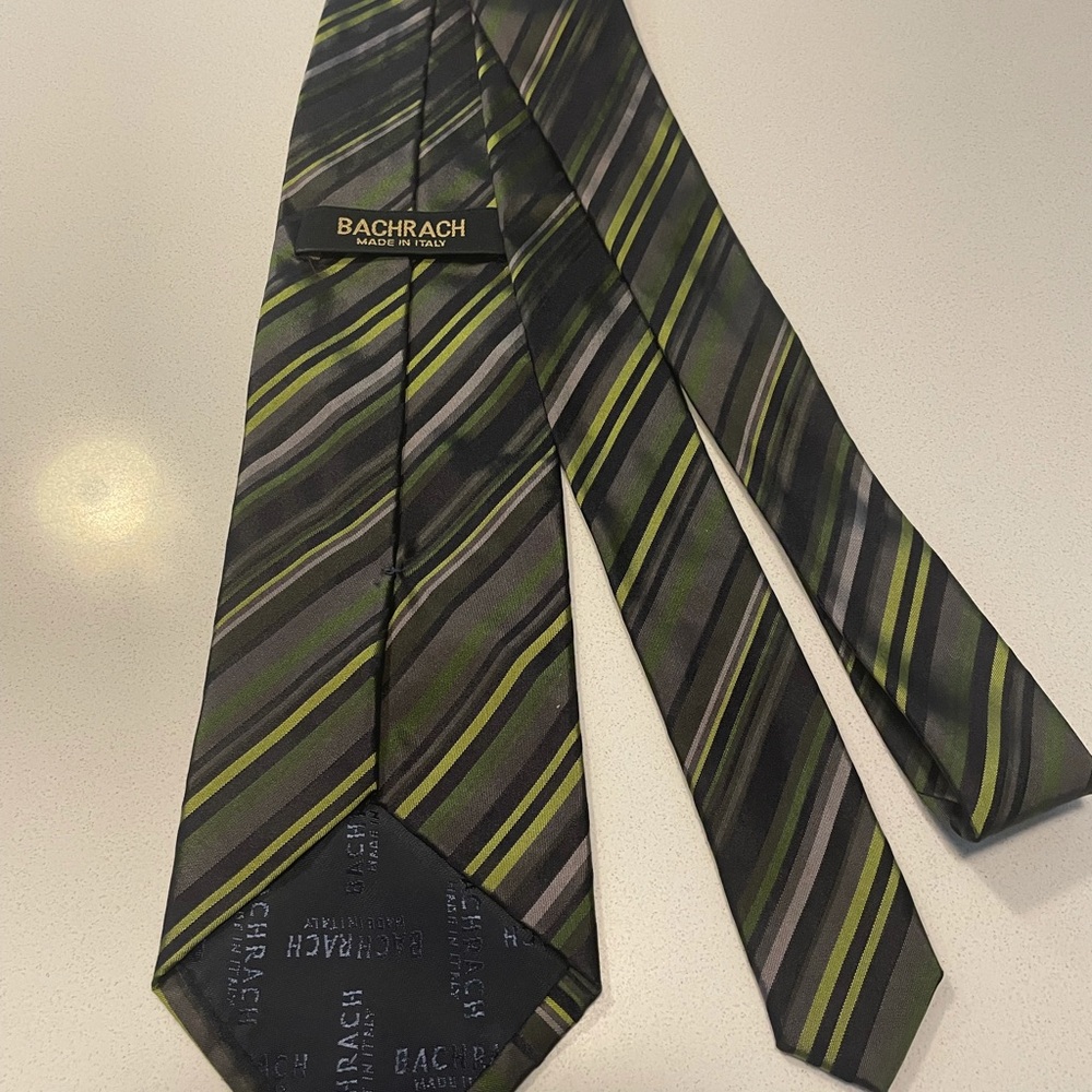 Bacharach silk tie made in Italy 60” x 3.5”